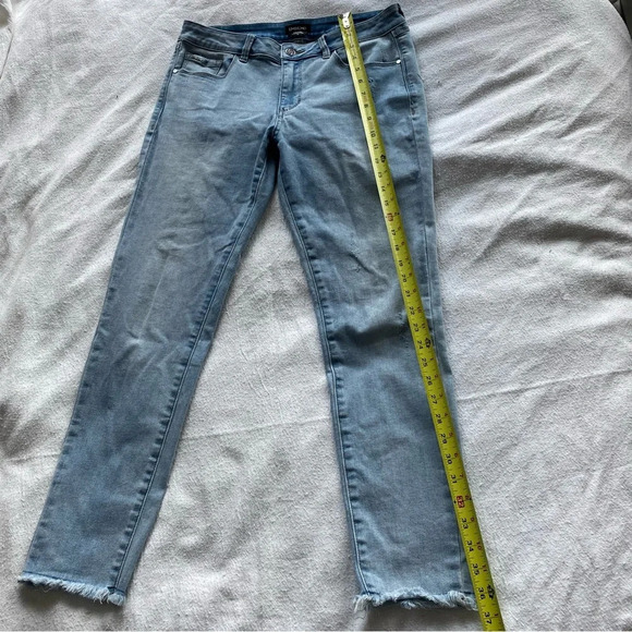 Bebe Heartbreaker Women's Skinny Jeans Light Wash Blue Heart Rhinestone Size 30 - Picture 4 of 11